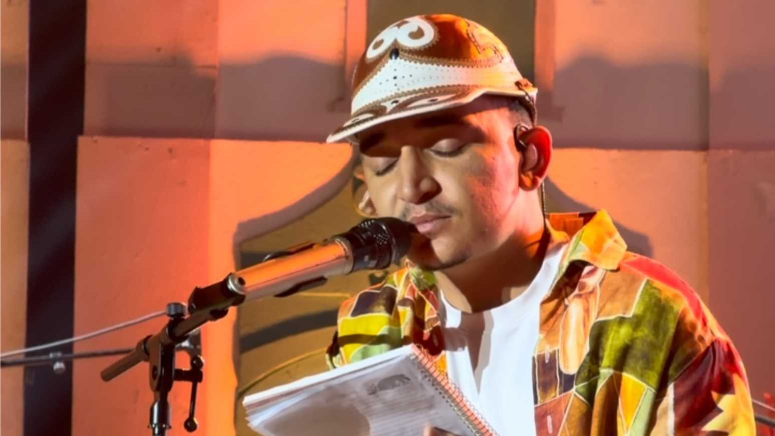 Jo&atilde;o Gomes l&ecirc; carta em show ap&oacute;s ser cobrado por posicionamento pol&iacute;tico