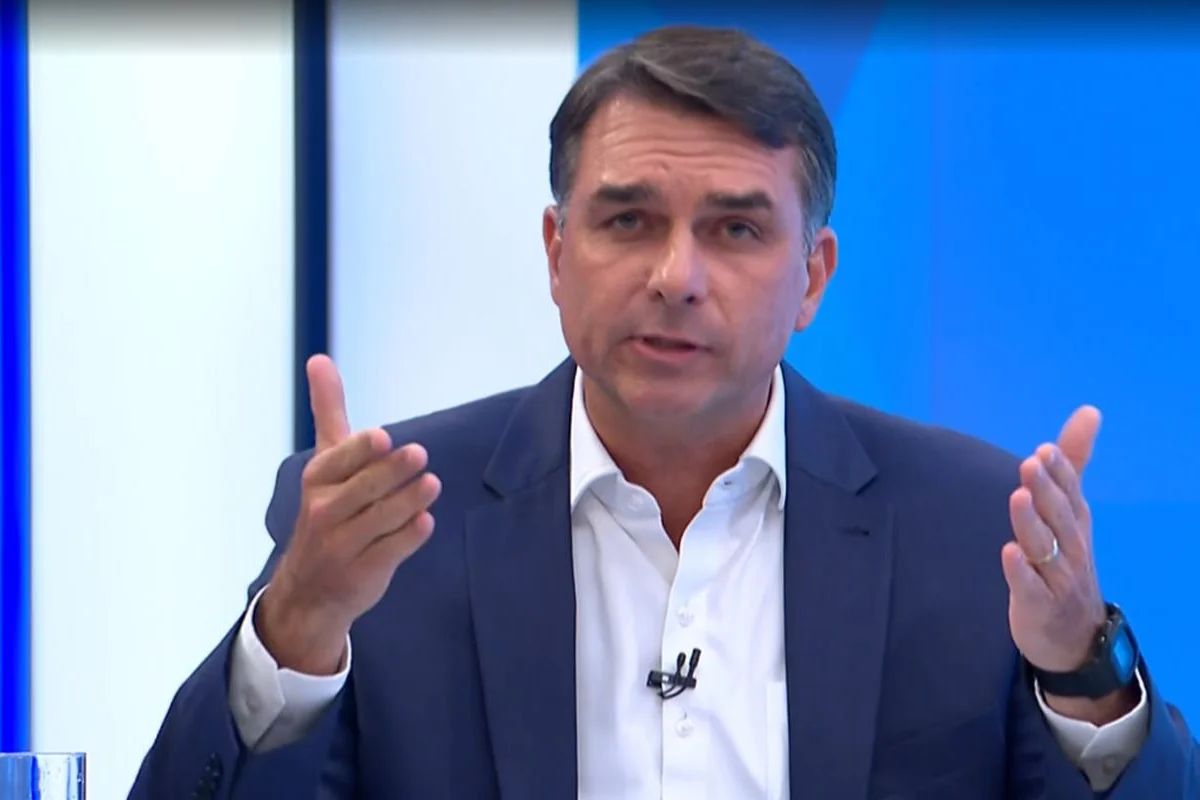 TSE determina que Flávio suspenda propaganda eleitoral sobre "Smart Brasil"