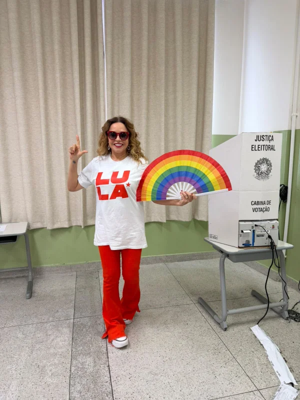 Daniela Mercury cobra posicionamento de Ivete Sangalo para "eleger Lula"