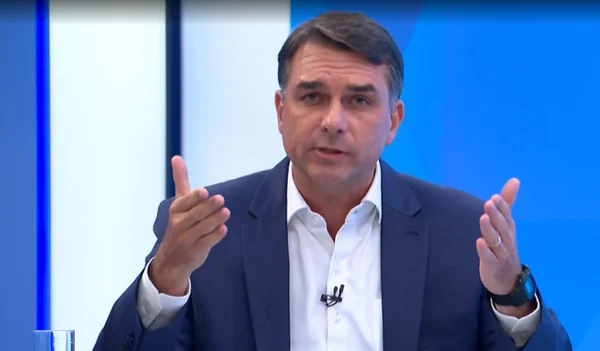 TSE determina que Flávio suspenda propaganda eleitoral sobre "Smart Brasil"