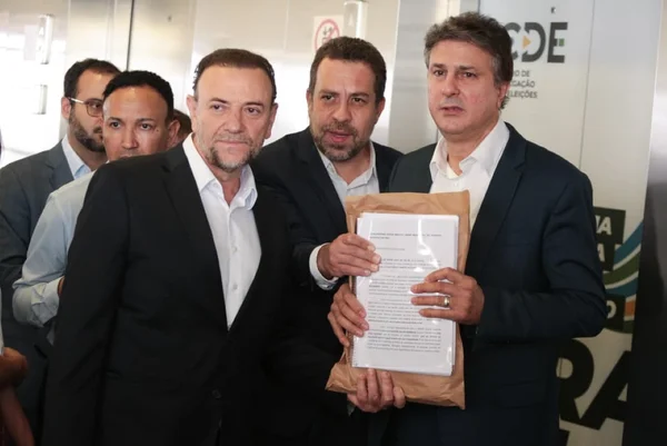 Campanha de Lula entrega documentos e pede TSE como árbitro de sigilos - destaque galeria