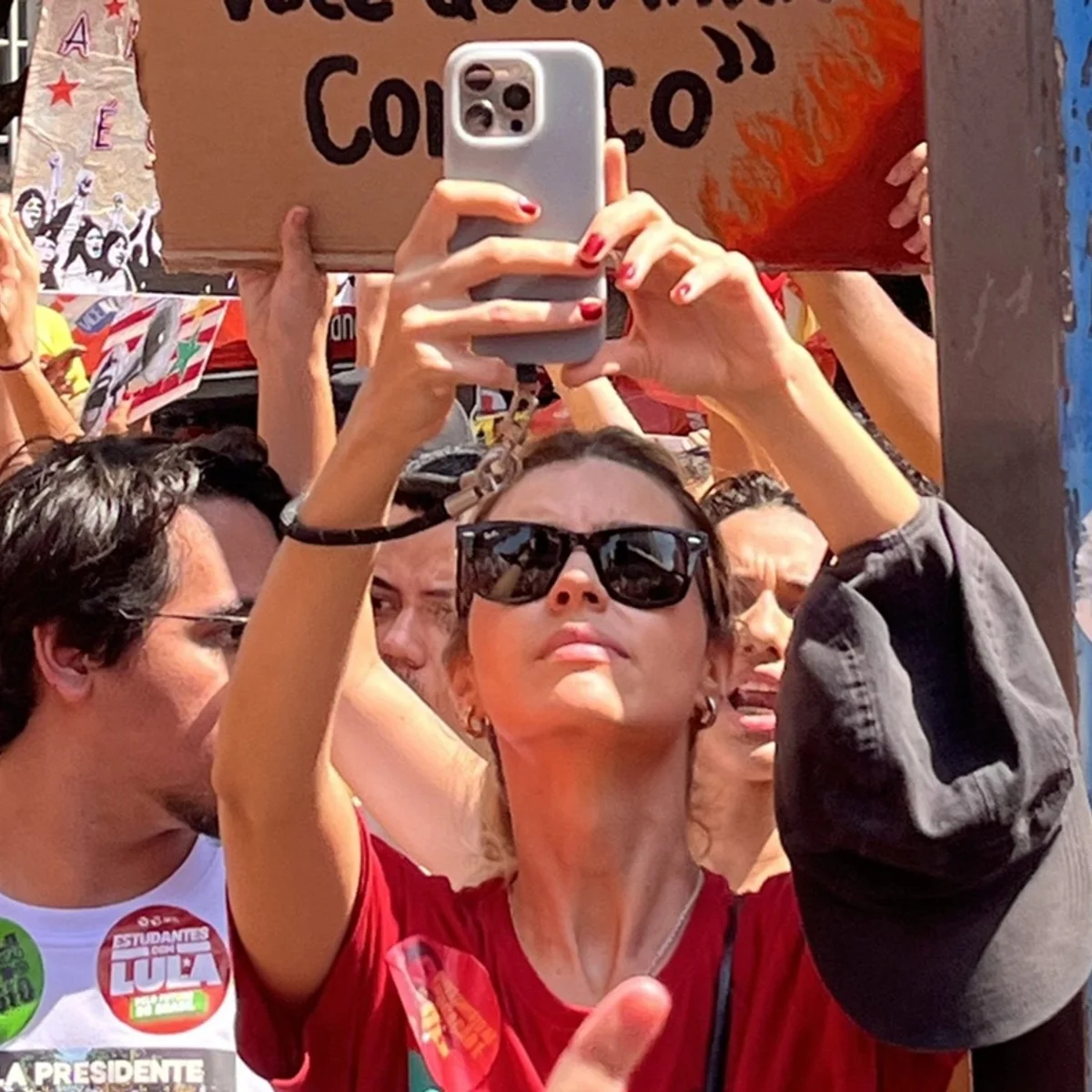 Fãs de Alanis Guillen suspeitam que celular da atriz foi recuperado pela PM