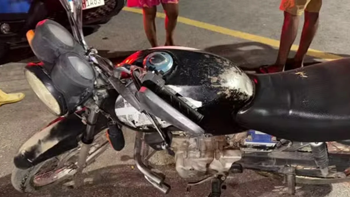 Criança de 7 anos tenta atravessar pista e morre atropelada por moto em GO