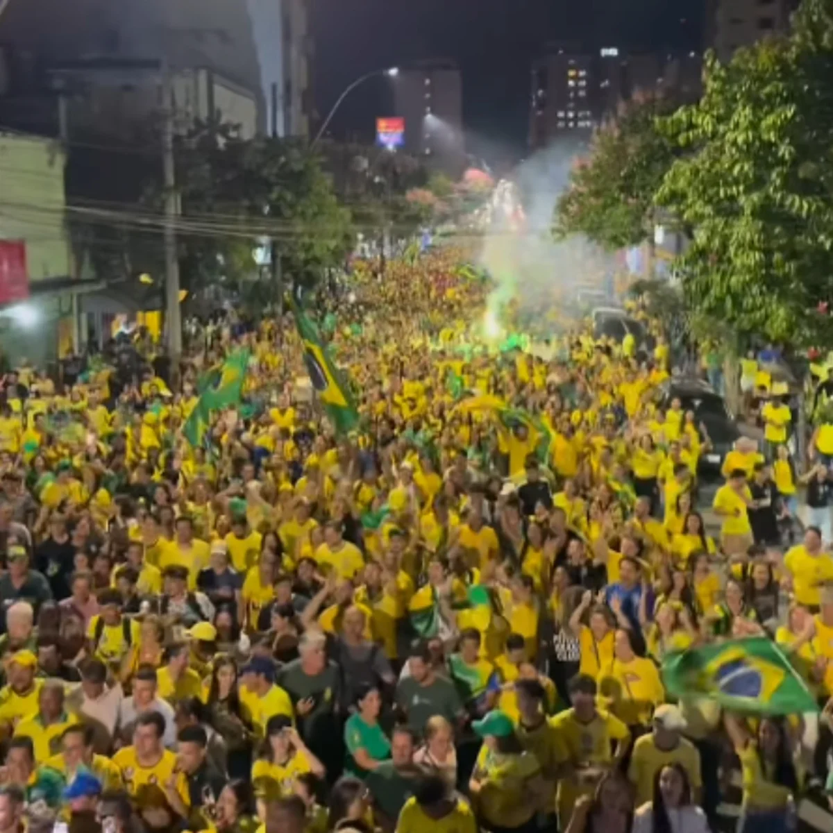 Cleitinho e Domingos Sávio participam de ato pró-Flávio em Divinópolis (MG)