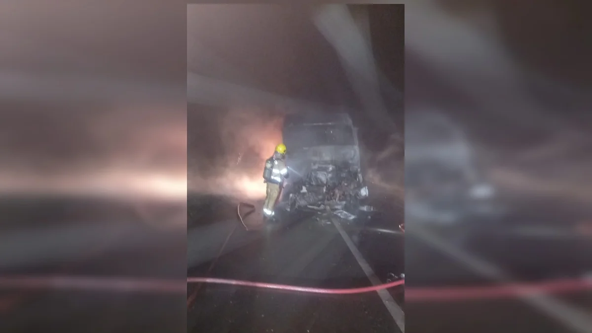 Carreta de esgoto bate em caminhão e provoca incêndio na BR-060