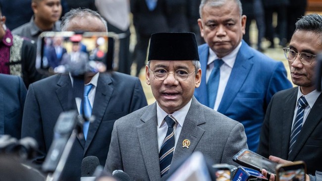 Menteri Keuangan Suahasil Nazara menjawab pertanyaan wartawan usai pelantikan pejabat pimpinan tinggi pratama di Lingkungan Kementerian Keuangan di Kantor Kementerian Keuangan, Jakarta, Senin (21/9/2026). Kementerian Keuangan melantik sebanyak 14 pe