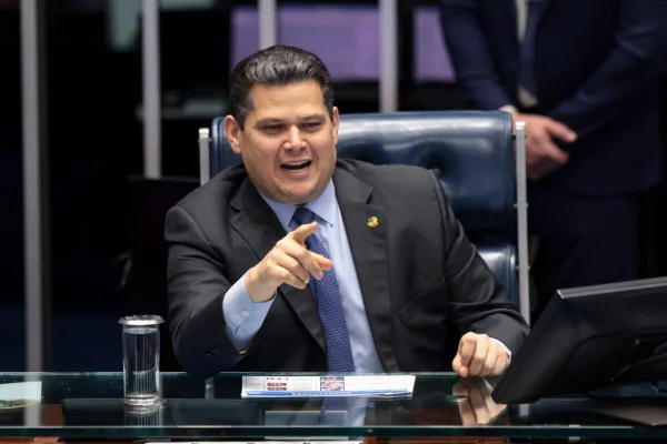 União e PP apoiam reeleição de Alcolumbre e afastam planos de Tereza