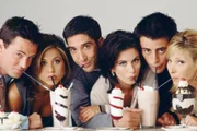 Elenco de Friends em uma das cenas de abertura
