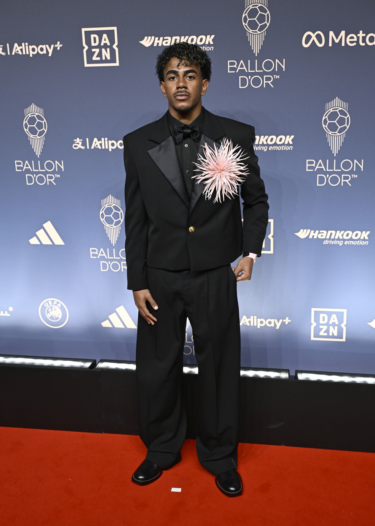 Lamine Yamal aposta em visual da Chanel para a Bola de Ouro 2026
