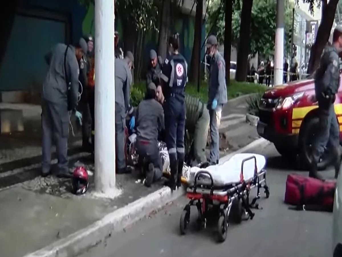 Vítima é baleada na cabeça em assalto na frente de shopping na zona oeste
