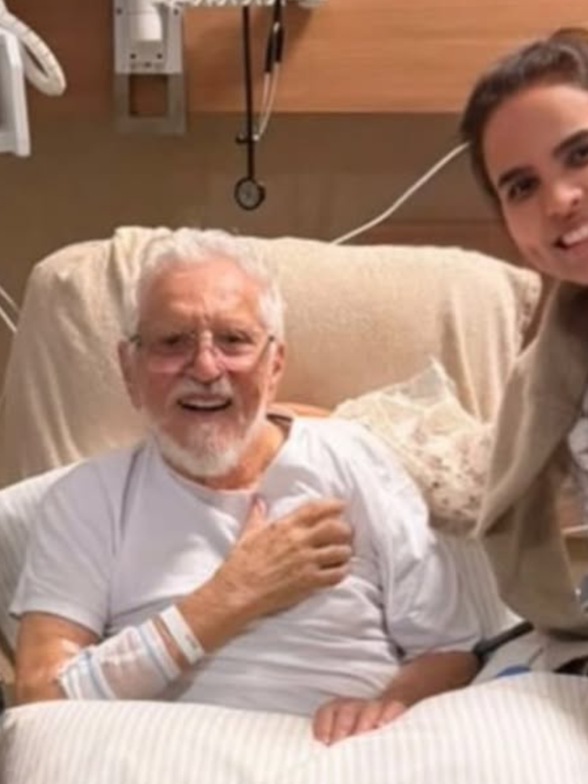 Carlos Alberto de Nóbrega aparece em foto pela primeira fez após cirurgia no coração