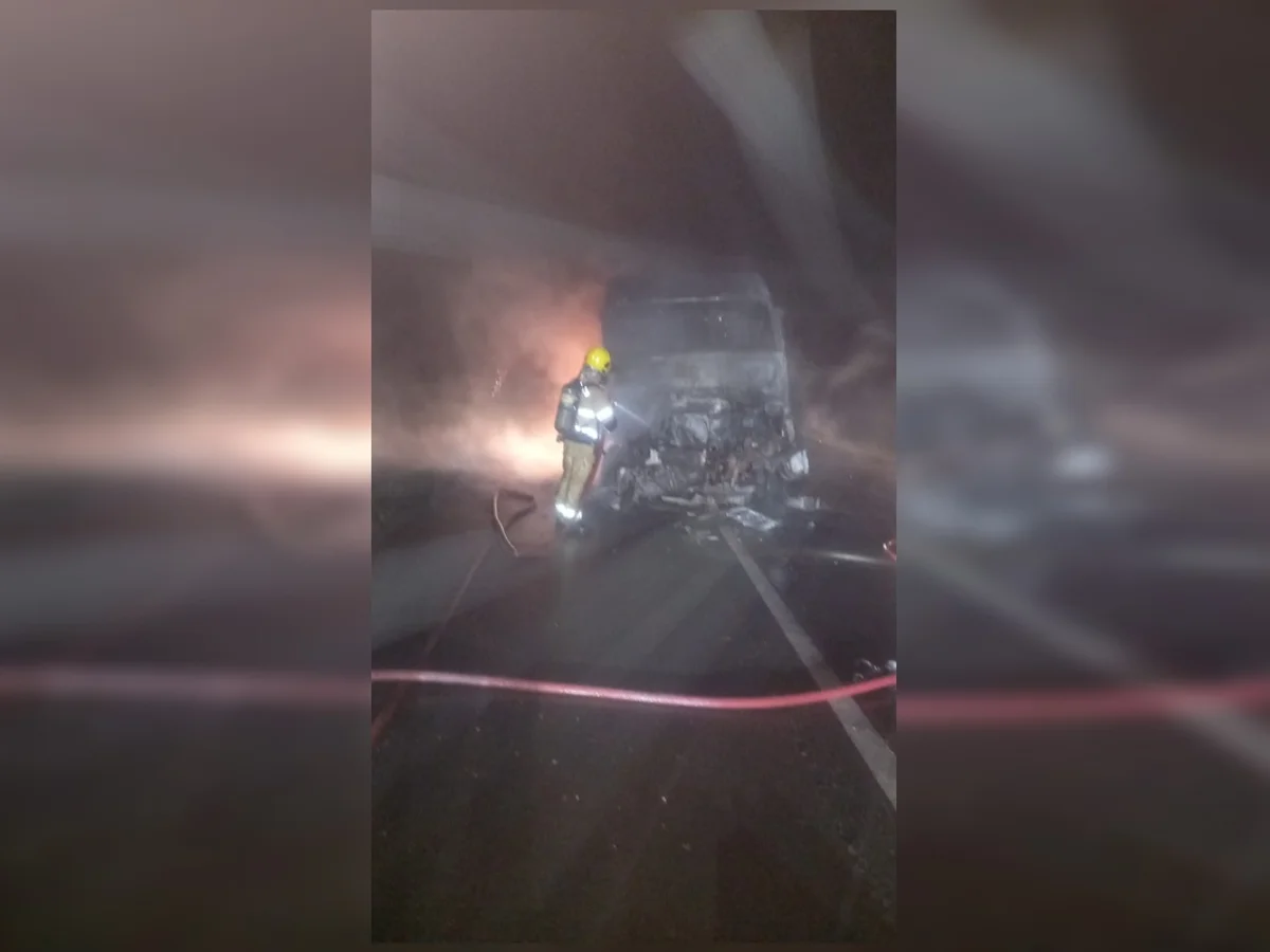 Carreta de esgoto bate em caminhão e provoca incêndio na BR-060